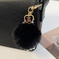 Simpatico portachiavi pompon nero con ciondolo a cuore dorato e catenella di perle - Nero
