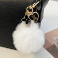 Porte-clés pompon blanc avec trèfle noir et charms ours sur sac en cuir noir - Blanc
