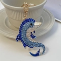 Portachiavi a delfino con strass blu e placcatura in oro su una tazza bianca raffinata - Blu