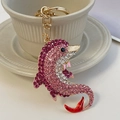 Portachiavi delfino con cristalli rosa e chiusura dorata su bordo in ceramica bianca - Rosa