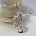 Portachiavi a forma di delfino dorato con strass bianchi e chiusura a moschettone - Bianco