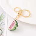 Glinsterende watermeloen sleutelhanger met roze en groene strass op een gouden legering ring - Roze