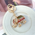 Elefanten-Schlüsselanhänger mit rosa Kristallen, Gold-Finish und Emaille-Details - Einzelverpackung / Grün