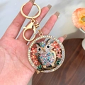 Porte-clés chouette doré orné de strass colorés et détails en émail floral - Arc-en-ciel