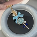 Himmelblauer Lutscher Schlüsselanhänger mit Perlen, Strass-Schleife und Herz-Anhänger - Blau