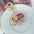 Elefant Schlüsselanhänger mit weißen und lila Straßsteinen und Emaille auf Goldlegierung - Einzelverpackung / Lila