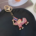 Roze strass olifant sleutelhanger met Thaise vlag en gouden metalen ring - Roze