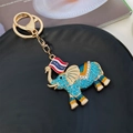 Gouden olifant sleutelhanger met turquoise strassteentjes en Thailandse vlag - Blauw