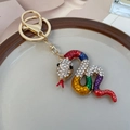 Regenbogen Schlangen Schlüsselanhänger mit Goldmetall Verschluss und glitzernden Steinen - Regenbogen