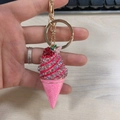 Porte-clés crème glacée à strass roses et rouges avec fraise et fermoir mousqueton doré - Crème glacée Rose