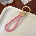 Rosa geflochtener Leder-Schlüsselanhänger mit goldenem Glücksbringer und Strass - Mit Ring Stil / Rosa