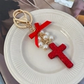 Portachiavi con croce di strass rossi con perle bianche e fiocco di seta per borsa - Rosso