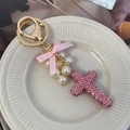 Portachiavi a croce con strass rosa, fiocco in seta e perle con gancio dorato - Rosa