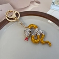 Funkelnder Schlangen-Schlüsselanhänger in Gold mit Kristallen und roten Details - Gelb