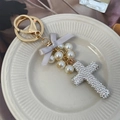 Elegante portachiavi a croce con perle e strass, fiocco grigio e moschettone dorato - Bianco