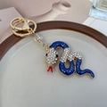 Funkelnder dunkelblauer Schlangen Schlüsselanhänger mit Diamanten und Goldkarabiner - Blau