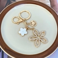 Portachiavi quadrifoglio dorato con fiore smaltato, strass e incisione LOVE FOREVER - Bianco
