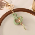 Porte-clés serpent doré orné de strass verts brillants avec un fermoir mousqueton - Vert