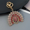 Pfau-Schlüsselanhänger mit roten und rosa Kristallen auf goldener Legierung für Taschen - Rot
