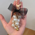 Portachiavi con grappolo di perle e fiocco di organza nero con gancio dorato - Nero