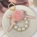 Portachiavi rosa con rosa in tulle, perle e dettagli dorati su piatto ceramica - Rosa