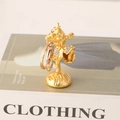 Portachiavi dorato a forma di scimmia Sun Wukong con strass bianchi su sfondo di rivista - Oro