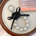 Portachiavi in perle bianche con rosa in pelle PU nera e fiocco con anello a molla argento - Nero
