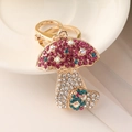 Llavero de hongo creativo con diamantes de imitación violetas y azules en aro dorado - Rosa Roja