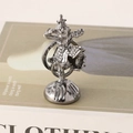 Portachiavi Sun Wukong nero fucile con strass scintillanti su sfondo di un libro - Canna di Fucile