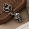 Sun Wukong Schlüsselanhänger in Gunmetal mit funkelnden weißen Diamanten besetzt - Gunmetal-Schwarz