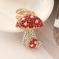 Llavero creativo de seta con cristales rojos y acabado metálico dorado elegante - Rojo