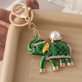 Portachiavi a forma di elefante in smalto con perla e strass su vassoio oro - Verde