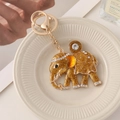 Funkelnder goldener Elefant Schlüsselanhänger mit weißen Strasssteinen und Karabinerhaken - Gold