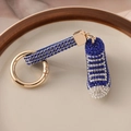 Portachiavi a forma di scarpa con strass blu scuro e chiusura a molla dorata - Blu Zaffiro