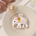 Vintage Elefant Schlüsselanhänger mit weißem Emaille, Gold-Finish und Strasssteinen - Weiß