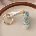 Portachiavi sneaker con strass sfumati blu e cinturino a mano con pietre bianche - Azzurro