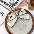 Portachiavi con fiocco in tweed con camelia e perle in bianco crema e dettagli dorati - Bianco