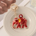 Roter Emaille Elefant Schlüsselanhänger mit Strasssteinen und goldenem Ring - Rot