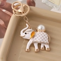 Portachiavi a elefante in smalto bianco con strass e perla su finitura in metallo dorato - Bianco