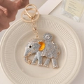 Vintage Elefant Schlüsselanhänger mit silbernem Glitzer und Strass auf goldenem Metall - Grau