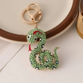 Gouden dierenriem slang sleutelhanger met groene strass steentjes en bloemmotieven - Groen
