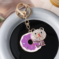 Llavero de oso y dónut con cristales brillantes, esmalte púrpura y anillo dorado - Púrpura