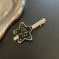 Pince à cheveux en métal argenté avec motif étoile noire et imprimés blancs 1314 STAR - Grande Barrette Étoile Bec de Canard