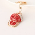 Baseballpet sleutelhanger met rood-witte strasstenen en een gouden sluiting - Rood