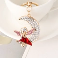 Porte-clés ange lune doré avec strass brillants et ailes roses sur une tasse blanche - Rouge
