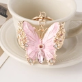 Schmetterling Schlüsselanhänger mit Emaille, Perlen und Kristallen an weißer Tasse - Rosa