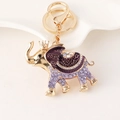 Portachiavi a forma di elefante dorato con corona in smalto viola e strass lucenti - Viola