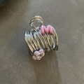Silberne Haarspange aus Metall mit rosa Buchstabe M und lila Blumendetail - Rosa M Buchstabe Krallenclip