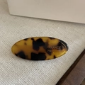 Fermaglio per capelli ovale tartarugato con logo dorato France Handmade su lino beige - Leopardo Scuro