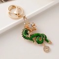 Llavero de dragón dorado con esmalte verde y brillantes blancos sobre fondo blanco - Verde